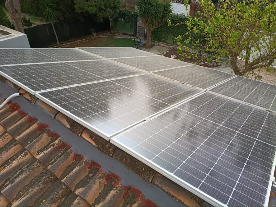 Placas solares en vivienda unifamiliar con jardín