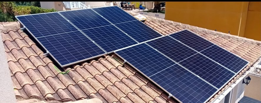 Conjunto de paneles solares en tejado residencial